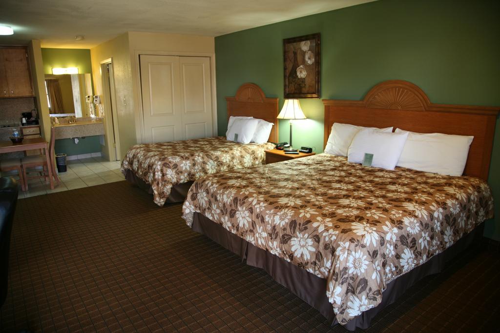 Coach Light Inn Brenham Room photo